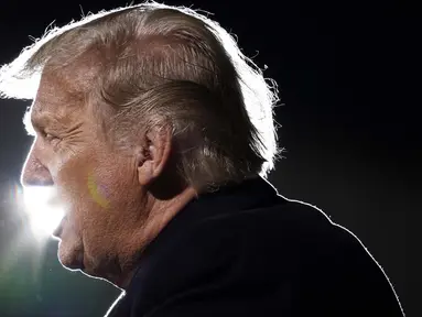 Presiden AS Donald Trump saat berbicara dalam rapat umum kampanye di Bandara Internasional Duluth di Duluth, Minnesota pada 30 September 2020. (AP Photo / Alex Brandon)