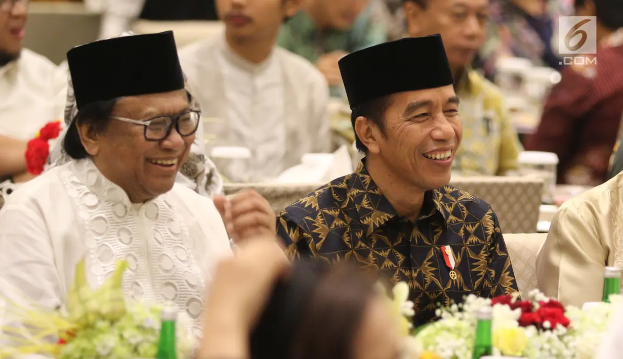 Presiden Joko Widodo (tengah), Ketua DPD RI Oesman Sapta Odang saat buka bersama di kediaman Oesman Sapta Odang (OSO) jalan Karang Asem Utara, Kuningan, Jakarta, Kamis (31/5). (Liputan6.com/Johan Tallo)