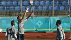 Kiper timnas Spanyol David De Gea, Unai Simon dan Robert Sanchez menghadiri sesi Latihan di Stadion Petrovsky di Saint Petersburg, Rabu (30/6/2021). Pertandingan antara Swiss vs Spanyol di babak perempat final Euro 2020 akan digelar Jumat, 02 Juli 2021 pukul 23.00 WIB. (Kirill KUDRYAVTSEV/AFP)