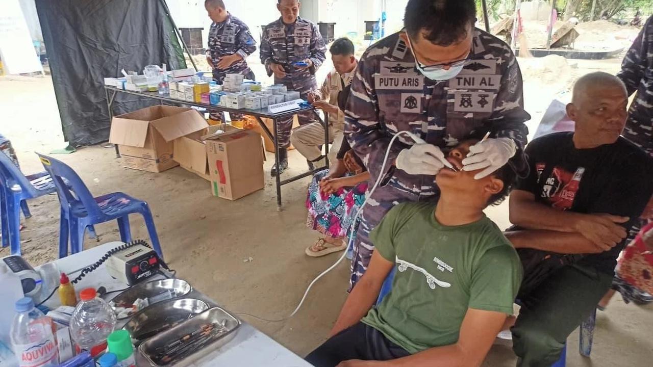 FOTO: TNI Angkatan Laut Gelar Pengobatan Warga dan Pembersihan Lingkungan di Aceh
