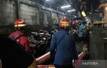 Gulkarmat Evakuasi Dua Warga Sakit Saat Banjir Pekayon Jaktim Capai 110 Cm