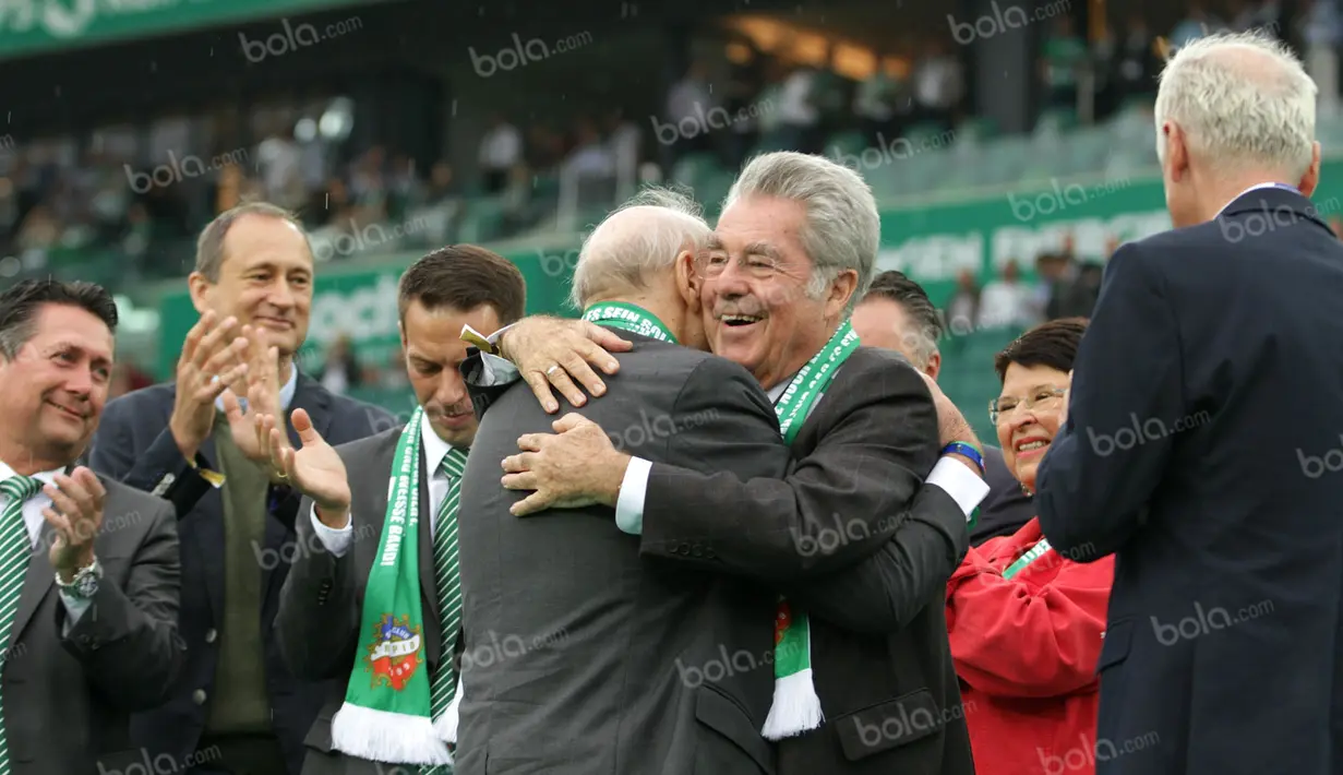 Presiden Austria, Heinz Fischer, menjadi tamu istimewa saat pembukaan Stadion Allianz pada laga uji coba Rapid Vienna kontra Chelsea. (Bola.com/Reza Khomaini)