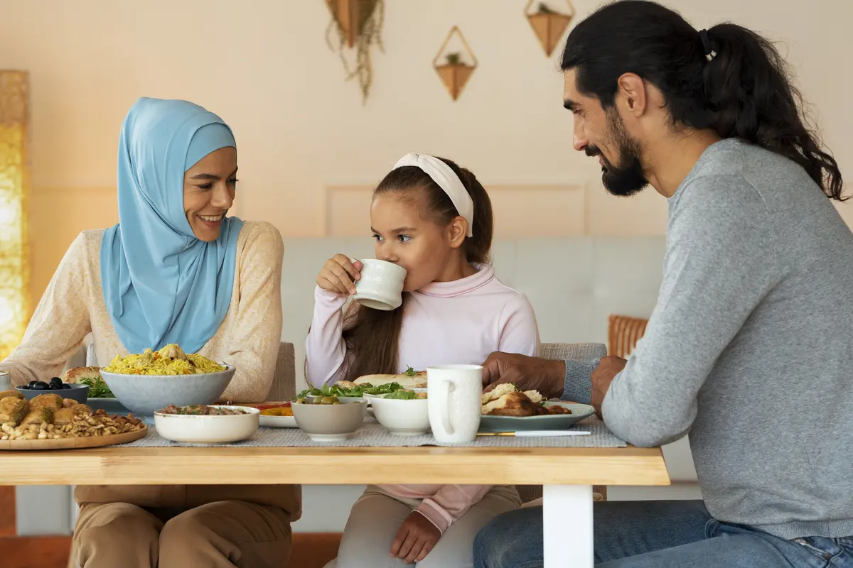 Ilustrasi keluarga muslim sedang buka puasa