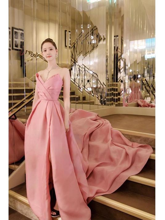 Member SNSD atau Girls Generation itu memamerkan penampilannya bak princess disney dengan rok Panjang menyapu lantai. (FOTO: instagram.com/yoona__lim/)