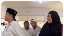 Duduk berjauhan tak membuat Dini Aminarti, dan Dimas Seto, tak bisa bermesraan. Saling membelakangi keduanya tetap saling berpegangan tangan. (Foto: Instagram/@dimasseto_1)