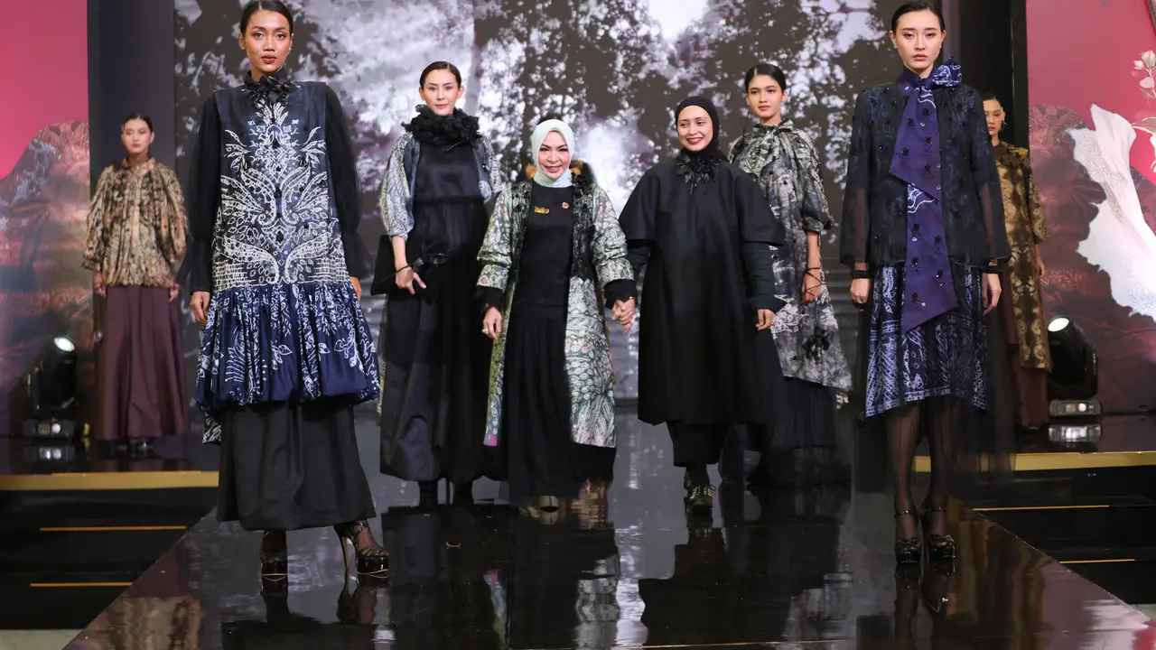 Cerita Wastra: Pesona Kain Sasirangan, Warisan Kalimantan Selatan dalam Siluet Modern di Parade Wastra Nusantara 2025