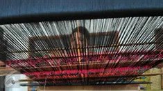 Seorang perajin menenun kain songket di sentral kerajinan songket Patuh, Desa Sukarara, Lombok Tengah, Selasa (13/10). Desa Sukarara menjadi salah satu penghasil kain tenun khas suku Sasak, Lombok. (Liputan6.com/Gempur M Surya)
