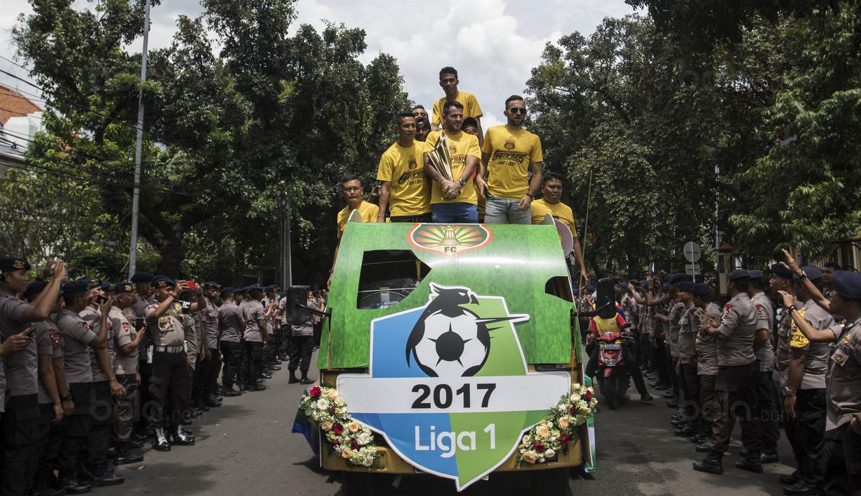 Pemain Bhayangkara FC merayakan gelar juara Liga 1 dengan konvoi dari Lapangan Bhayangkara menuju PTIK, Jakarta, Selasa (12/12/2017). Polri memberikan penghargaan kepada pemain dan official Bhayangkara FC. (Bola.com/Vitalis Yogi Trisna)