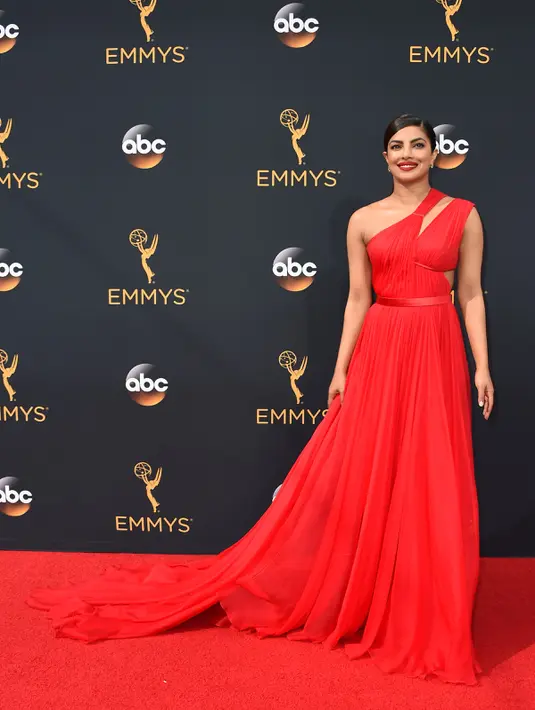 Aktris Bollywood Priyanka Chopra berpose di karpet merah ajang penghargaan Emmy Awards 2016 di Microsoft Theater, Los Angeles, Minggu (18/9). Priyanka tampil memukau dengan gaun merah merona yang menjuntai panjang hingga ke lantai. (AFP PHOTO/Robyn Beck)