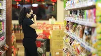 Warga keturunan Asia berbelanja di sebuah pasar swalayan di Los Angeles, California, Amerika Serikat, pada 4 Maret 2020. (Xinhua/Li Ying)