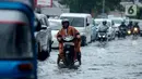 Kendaraan bermotor menerjang genangan air di Jalan Sukarjo Wiryopranoto, Jakarta, Jumat (24/1/2020). Hujan deras yang mengguyur Jakarta sejak pagi tadi mengakibatkan Jalan Sukarjo Wiryopranoto tergenang air sekitar 30 cm. (merdeka.com/Imam Buhori)