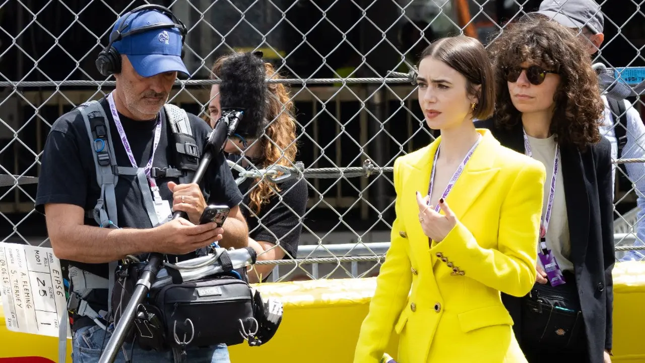 Lily Collins Tampil Chic di Formula 1 Grand Prix dengan I Love Vivier Pumps Berwarna Ungu