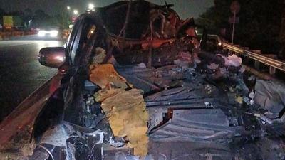 Pajero Sport Tabrak Truk Semen di Tol Jagorawi
