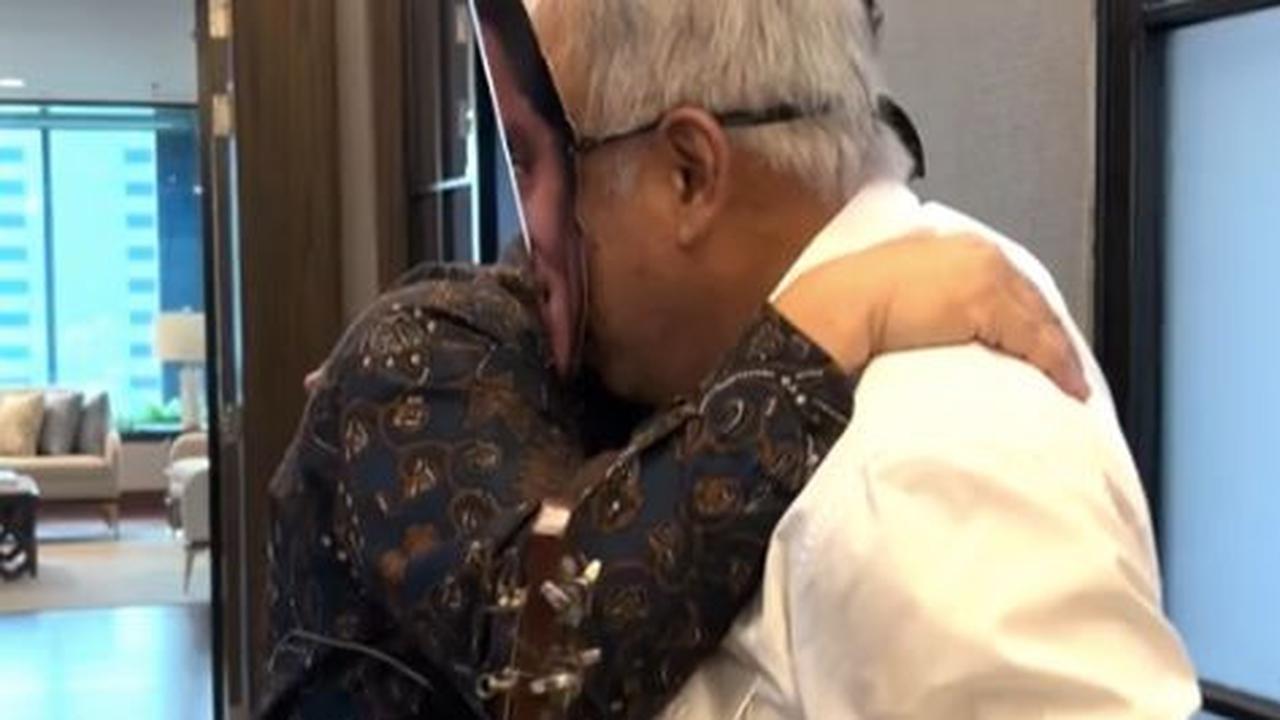 Mengucapkan Terima Kasih dan Saling Peluk<br>