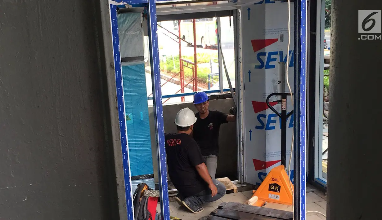 Pekerja menyelesaikan pembangunan lift pada jembatan penyeberangan orang di kawasan Senayan, Jakarta, Senin (13/5). Pembangunan lift pada tiga JPO yang berada di Jalan Sudirman itu bertujuan meningkatkan kenyamanan kepada warga dan ditargetkan rampung akhir bulan ini.(Liputan6.com/Immanuel Antonius)