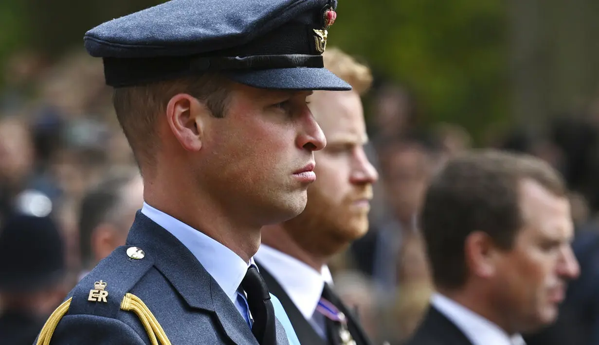Pangeran William dan Pangeran Harry di pemakaman Ratu Elizabeth II. (Foto: Paul Ellis/Pool Photo via AP)