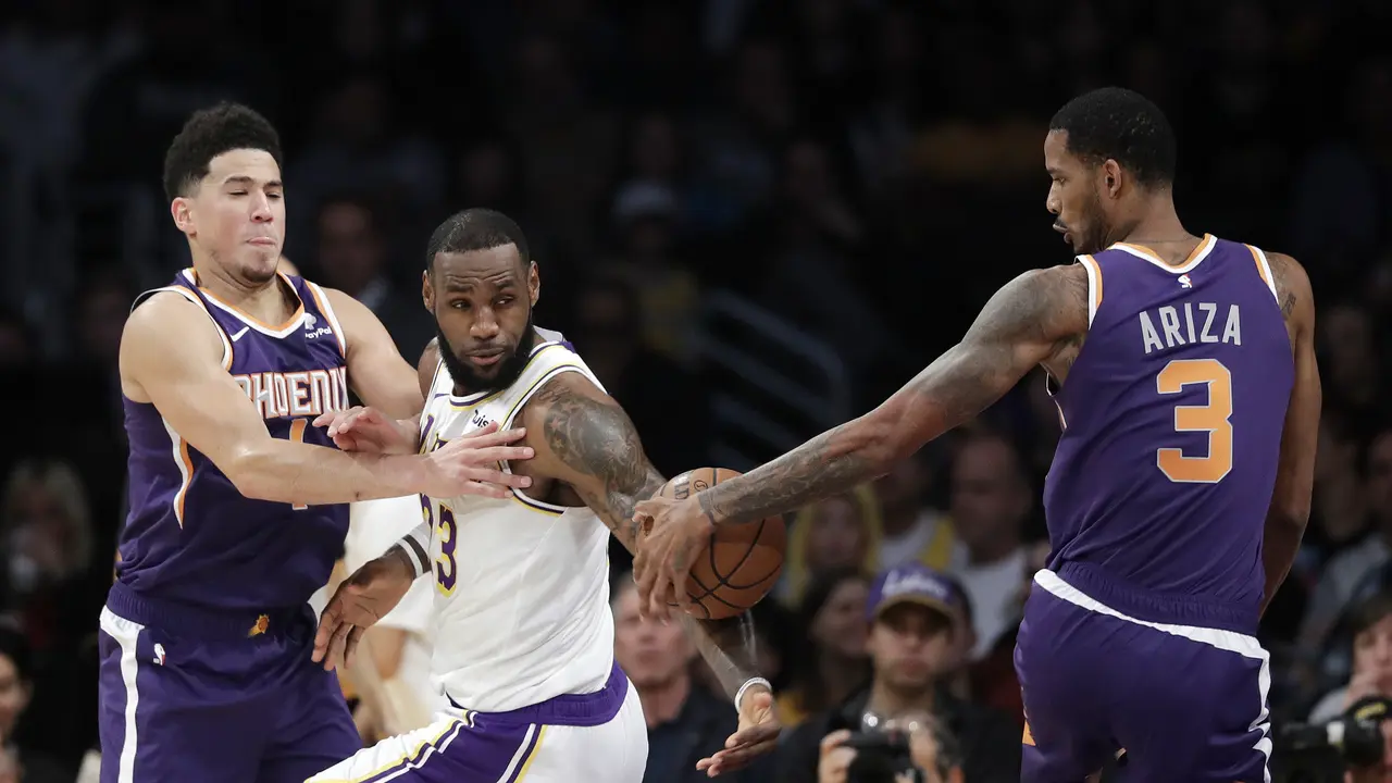 Forward LA Lakers LeBron James (tengah) dikepung dua pemain Phoenix Suns, Lakers menang 120-96 atas Suns