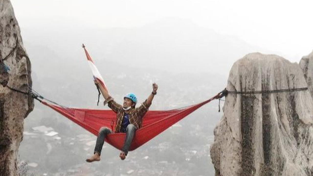 Bersantai di Hammock yang Tinggi