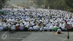 Umat Muslim di kawasan Jatinegara dan sekitarnya melaksanakan sholat Idul Adha 1436 H, Jakarta, Kamis (24/9/2015). Ruas Jalan Jatinegara Barat disulap menjadi tempat pelaksanaan salat. (Liputan6.com/Yoppy Renato)