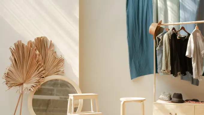 6 Jenis Pakaian Simpel nan Fashionable yang Wajib Dimiliki dalam Lemari Pakaianmu