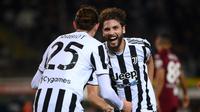 Gelandang Juventus, Manuel Locatelli (kanan) berselebrasi bersama Adrien Rabiot setelah mencetak gol kontra Torino pada Liga Italia 2021/2022 di Stadion Grande Torino, Sabtu (2/10/2021). (Marco Bartorello/AFP)