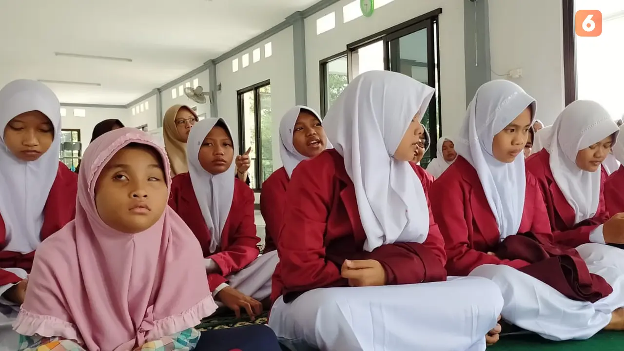 Zahira dan santri-santri Takwinul Ummah Karawang