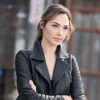 Gaya sehari-hari Gal Gadot yang modis dan menarik. (sumber foto: aceshowbiz.com/pinterest)