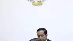 Presiden Jokowi ketika memimpin rapat terbatas bersama Menteri Kabinet Kerja di Kantor Presiden, Jakarta, Rabu (15/3). Rapat tersebut membahas mengenai penanggulangan aksi penyelundupan di Indonesia (Liputan6.com/Faizal Fanani) 