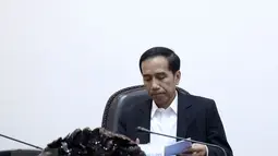 Presiden Jokowi ketika memimpin rapat terbatas bersama Menteri Kabinet Kerja di Kantor Presiden, Jakarta, Rabu (15/3). Rapat tersebut membahas mengenai penanggulangan aksi penyelundupan di Indonesia (Liputan6.com/Faizal Fanani) 