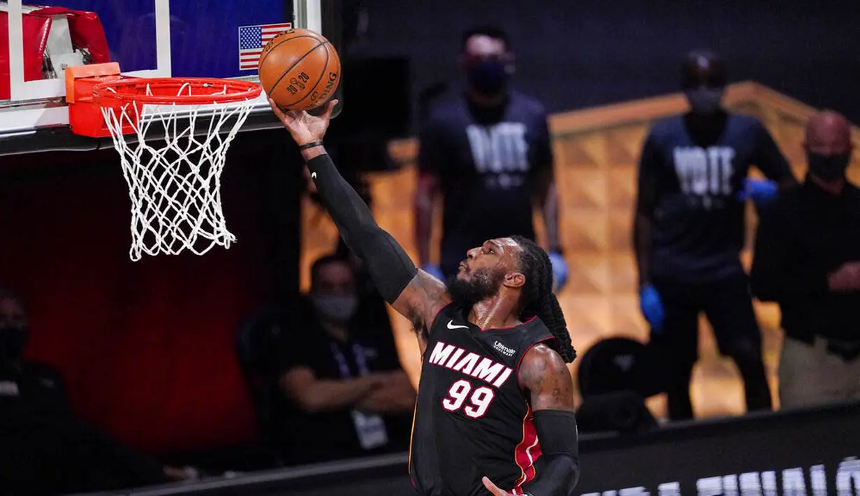 Pebasket Miami Heat, Jae Crowder, memasukkan bola saat melawan Los Angeles Lakers pada laga Gim ketiga Final NBA, Senin (5/10/2020). Miami Heat menang dengan skor 115-104. (AP Photo/Mark J. Terrill)