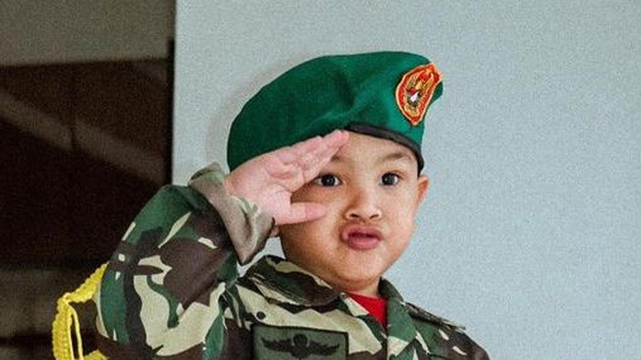 10 Potret Lucu Gala Sky Tampil Kenakan Seragam Tentara,  Netizen 'Ganteng Banget Komandan