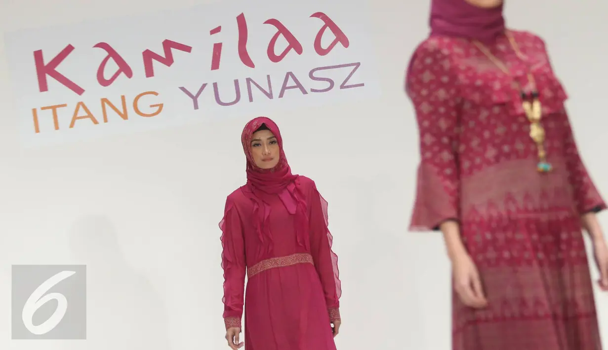 Model mengenakan busana karya desainer Itang Yunasz di Pasar Blok B Tanah Abang, Jakarta, Kamis (9/3). Dengan label Kamilaa, Itang menggunakan kain motif batik untuk gamis, kaftan, dan blus-blus panjang. (Liputan6.com/Immanuel Antonius)