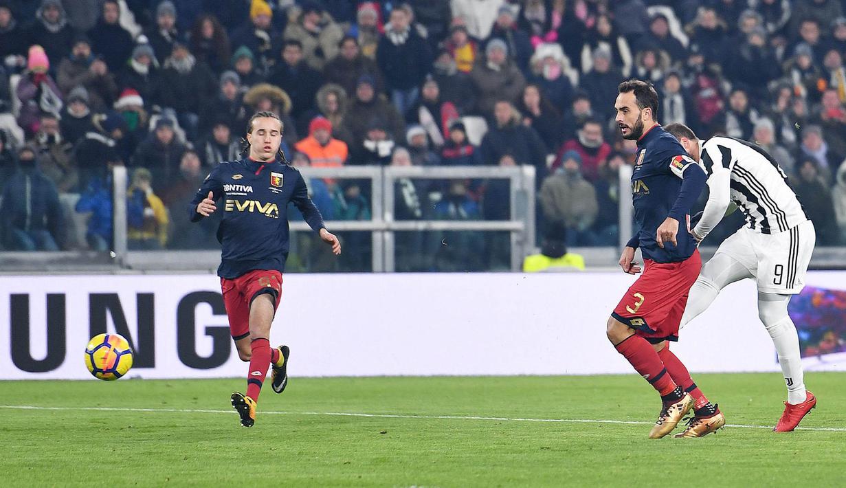 Striker Juventus, Gonzalo Higuain melepaskan tendangan ke gawang Genoa pada laga Coppa Italia di Stadion Allianz, Turin, Kamis (21/12/2017). Juventus menang 2-0 atas Genoa. (AP/Alessandro di Marco)