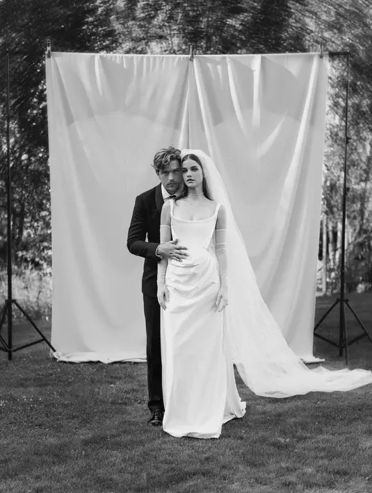 Untuk pernikahannya dengan Dylan Sprouse, model Barbara Palvin dengan hati-hati memilih setiap aspek dari pakaian pernikahannya. [Instagram/vogueweddings].