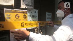 Petugas Sudin Parekraf Jakarta Barat bersama Satpol PP melakukan penyegelan Hotel Wisma Prima di Mangga Besar, Taman Sari, Jakarta Barat, Senin (31/5/2021). Izin usaha Hotel Wisma Prima dicabut dan ditutup secara permanen. (Liputan6.com/Herman Zakharia)