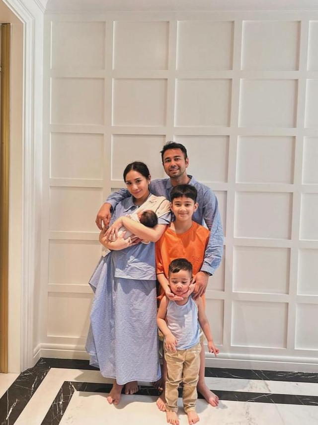 Keluarga Raffi Ahmad dan Nagita Slavina bersama bayi Lily. (Instagram.com/@raffinagita1717)