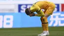 Pemain Tottenham Hotspur, Joe Rodon, tampak kecewa usai gagal menaklukkan Newcastle United pada laga Liga Inggris di Stadion St. James' Park, Sabtu (4/4/2021). Kedua tim bermain imbang 2-2. (Stu Forster/Pool via AP)