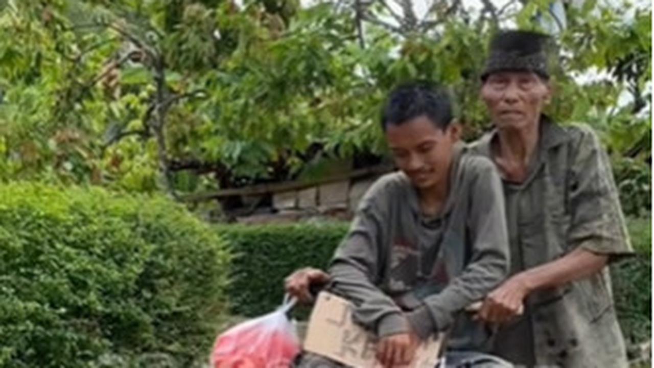 <b>Bawa Anak ODGJ Jualan Kerupuk</b>