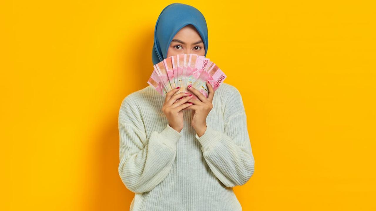 Begini Hukum Meminjam Uang Atas Nama Orang Lain dalam Islam