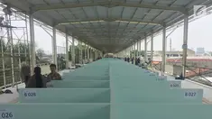 Suasana skybridge atau JPM Tanah Abang di Jakarta, Senin (15/10). Meski belum selesai pembangunannya, namun jembatan multi guna yang menghubungkan Stasiun Tanah Abang dan Blok G Tanah Abang tersebut telah soft launching. (Liputan6.com/Immanuel Antonius)
