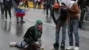 Demonstran menyiapkan bom molotov saat protes anti-pemerintah di Caracas, Venezuela, Kamis (13/4). Lima orang demonstran telah tewas dalam aksi protes yang telah berlangsung hampir satu bulan tersebut. (AP Photo / Ariana Cubillos)