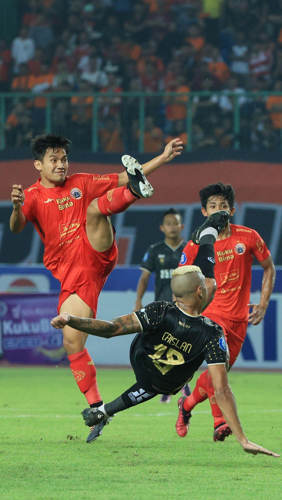 Hingga pada menit ke-42 Bhayangkara memperoleh peluang bagus. Sani Rizki mengecoh satu bek Persija dan mendapat kans menembak dari luar kotak penalti. Namun sayang tendangannya melebar jauh dari target.