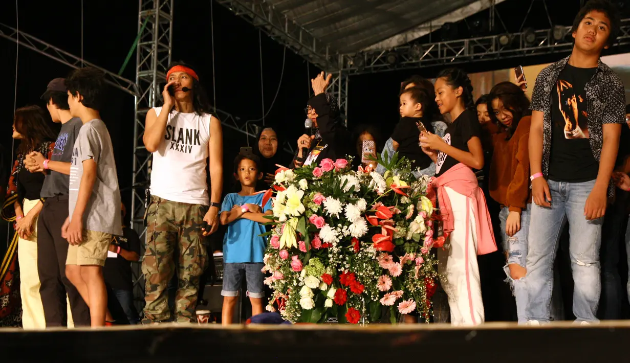 Merayakan ulang tahunnya yang ke-34, grup band Slank menggelar konser pada 26 Desember 2017 kemari di JIExpo Kemayoran, Jakarta Pusat. Mengingat sudah cukup jarang menggelar konser, pasinya momen ini menjadi penantian slankers. (Nurwahyunan/Bintang.com)