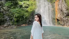 Menikmati momen seru liburan ke curug yang ada di Kawasan Gunung Salak Bogor, Glenca Chysara tampil menawan ketika mengabadikan potretnya di depan air terjun. Melihat suasana di curug yang menyegarkan, tentu siapa saja ingin berendam di airnya yang terlihat bening. (Liputan6.com/IG/@glencachysaraofficial)