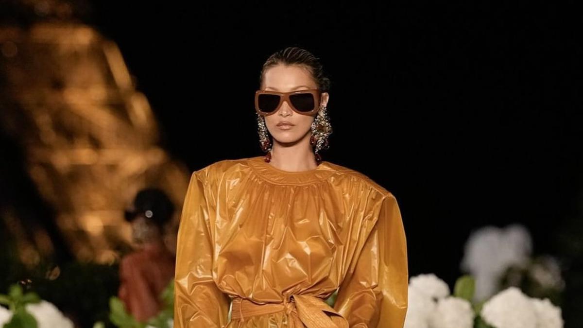 Comeback Bella Hadid ke Runway Saint Laurent di Paris Fashion Week Usai Vakum Menjalani Perawatan Lyme Disease