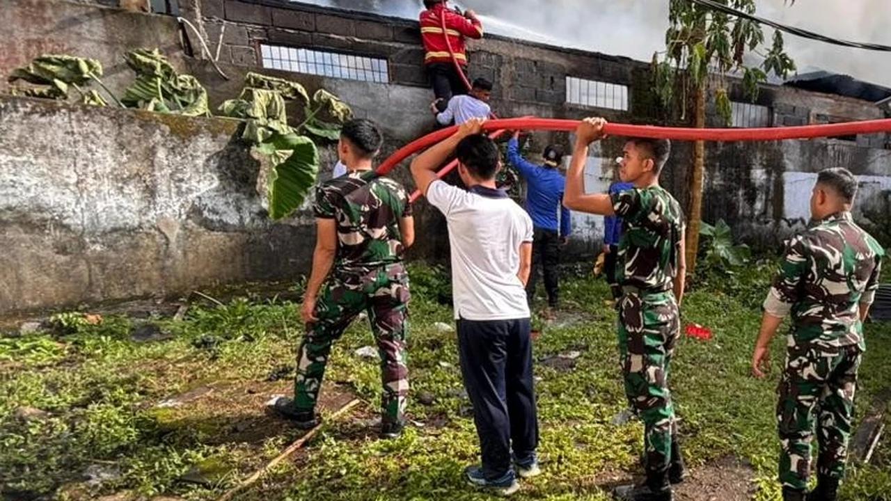 FOTO: Prajurit TNI AL Bantu Pemadaman Kebakaran Permukiman di Manado