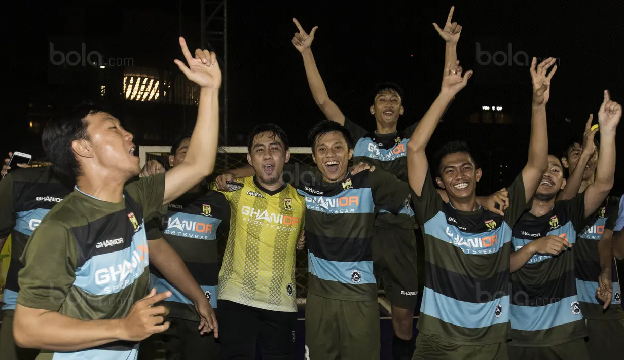 Para pemain Adira FC merayakan gelar juara Grand Final Super Soccer Futsal Battle 2017 di Bintaro Xchange, Tangerang, Minggu (22/10/2017). Adira FC menang adu penalti atas Merah Jaya Bekasi. (Bola.com/Vitalis Yogi Trisna)