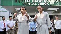 Bakal calon presiden dan wakil presiden Pilpres 2019, Prabowo Subianto (kiri) dan Sandiaga Uno menyapa awak media saat akan menjalanai pemeriksaan awal tes kesehatan di RSPAD Gatot Soebroto, Jakarta, Senin (13/8). (Merdeka.com/Iqbal S. Nugroho)