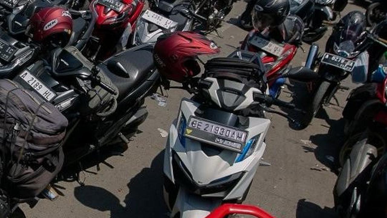 Sengatan panas matahari membuat pemudik memilih meninggalkan motor untuk berteduh. Foto: liputan6.com / Angga Yuniar