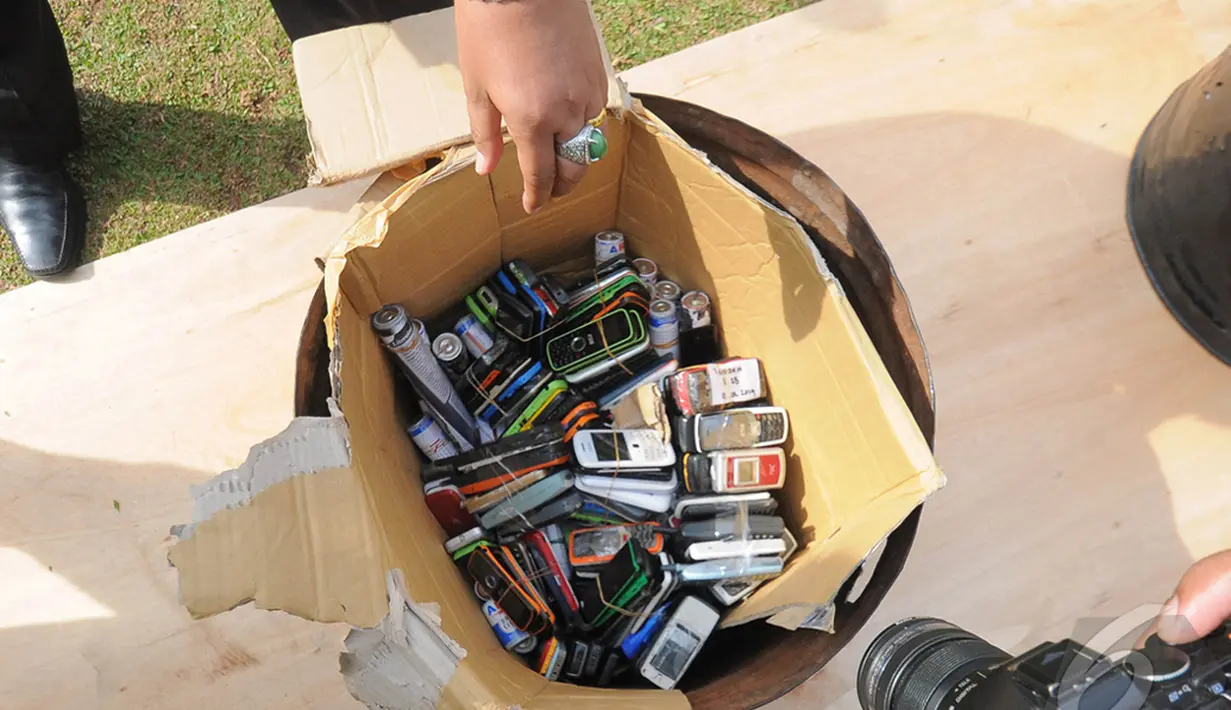 Ratusan telepon genggam ini merupakan hasil penggeledahan beberapa bulan lalu di rutan dan lapas di Jakarta, Jumat (19/12/2014). (Liputan6.com/Herman Zakharia)